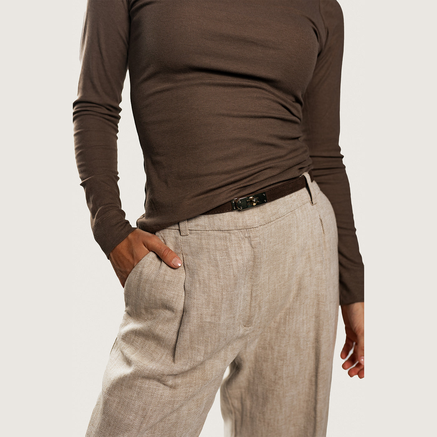 Leather belt with twist lock