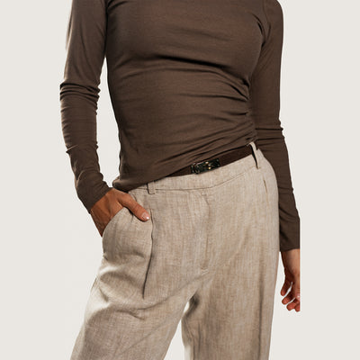 Leather belt with twist lock