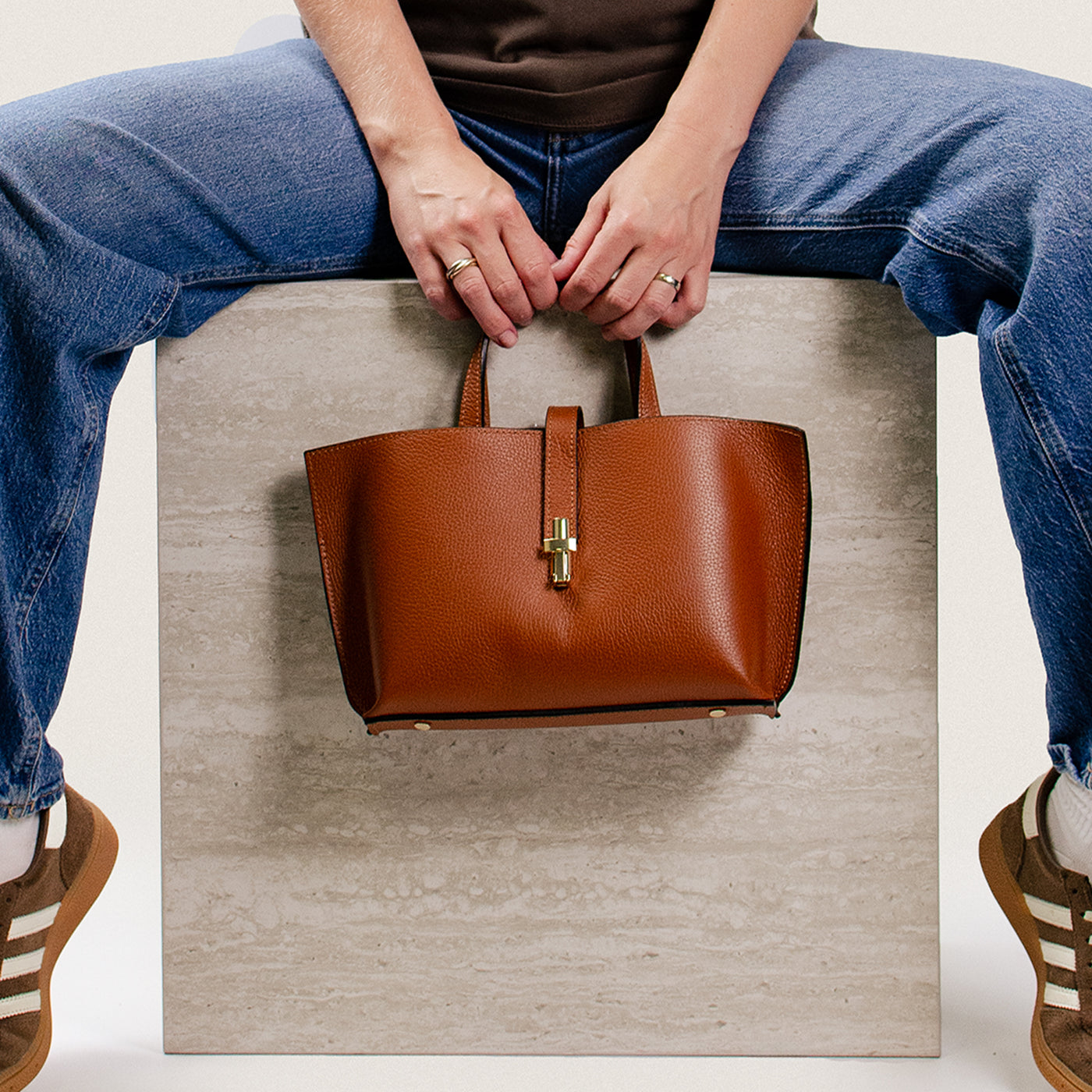 Bag in leather “aversa” camel