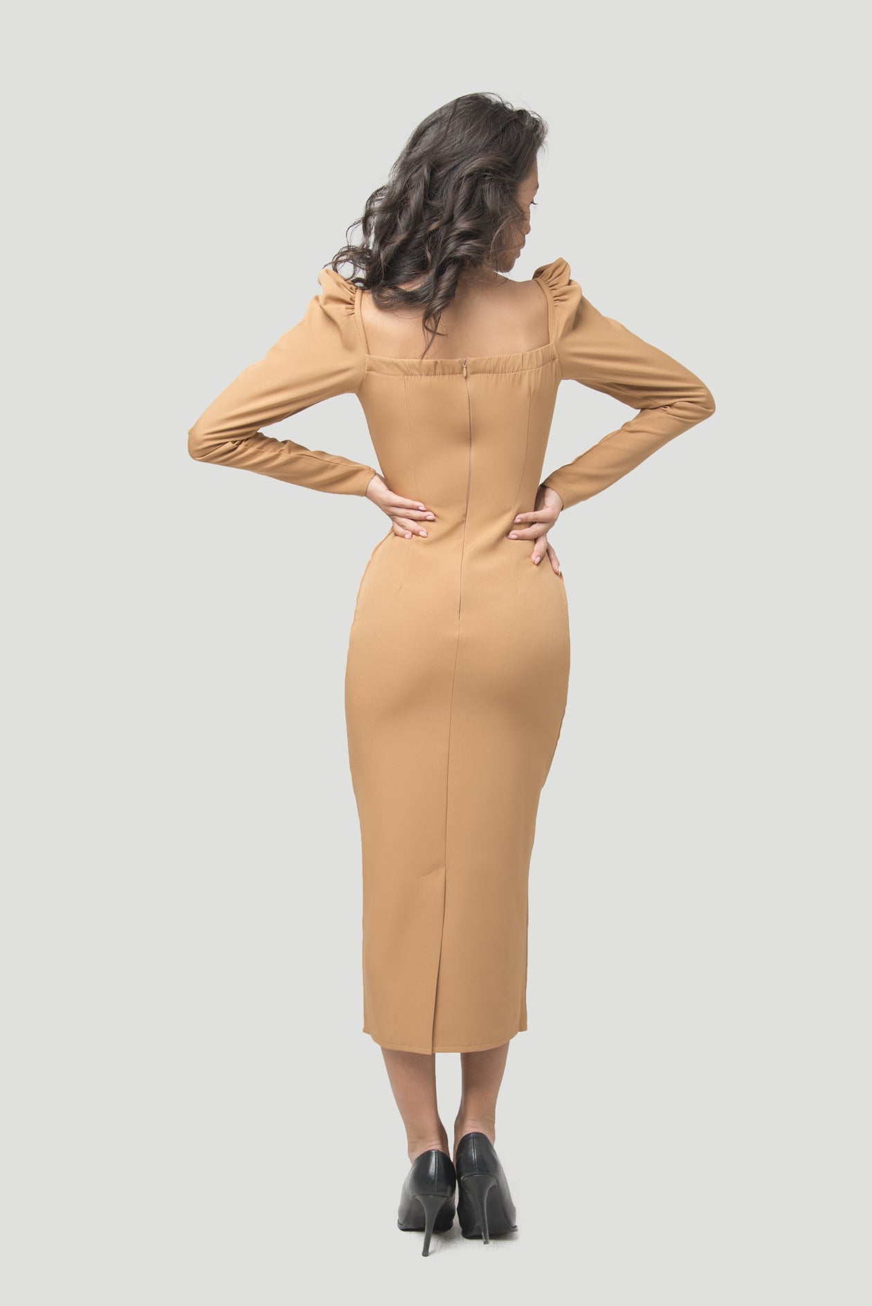 Figursydd midi-klänning "Boyfriend", Sand - Latalia.se