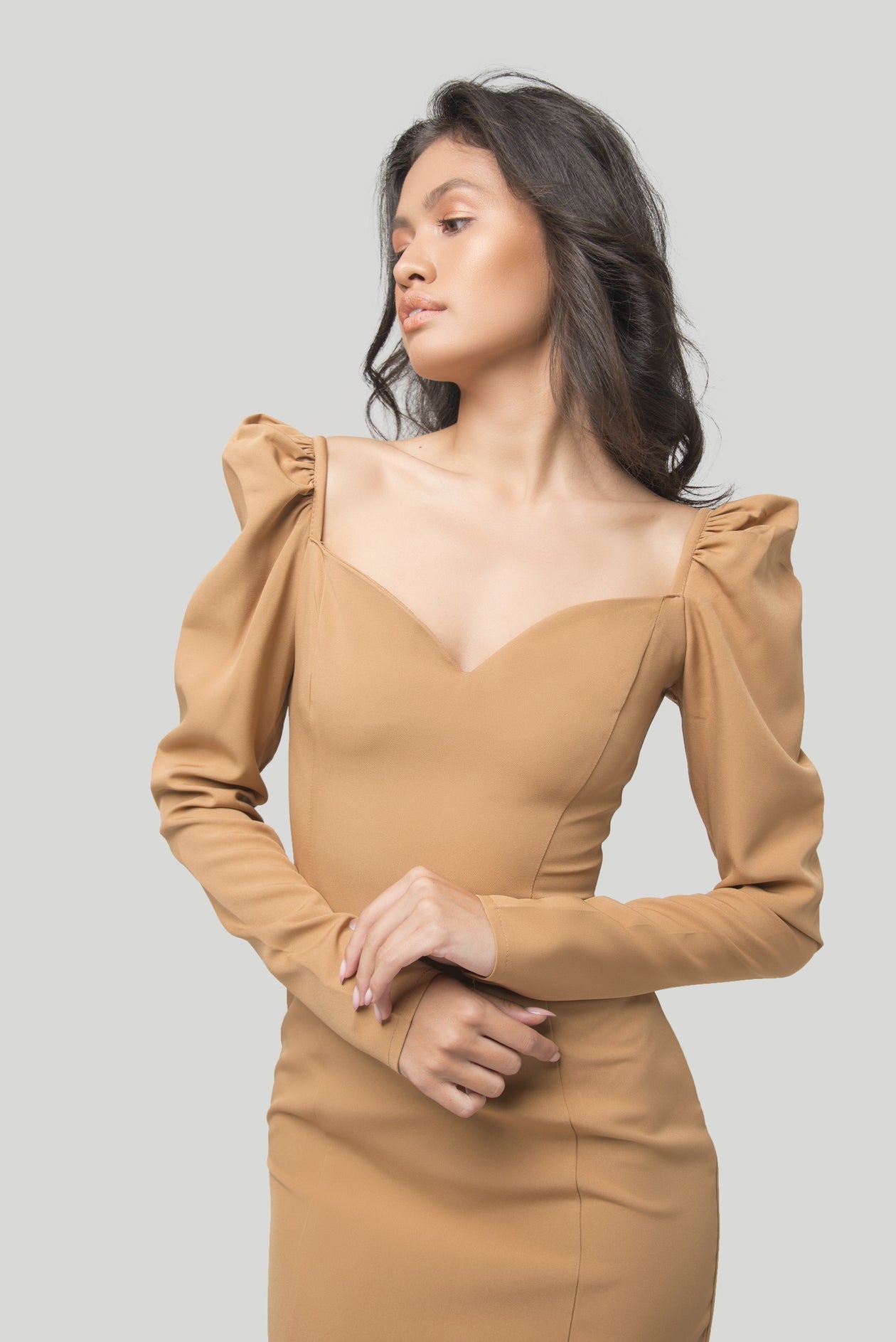 Figursydd midi-klänning "Boyfriend", Sand - Latalia.se