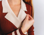 Stickad klänning med kontrast krage, Brun - Latalia.se