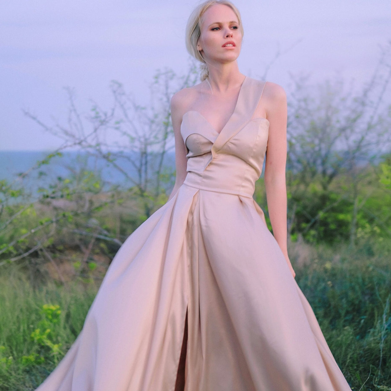 Satin maxiklänning "Sete", Beige - Latalia.se