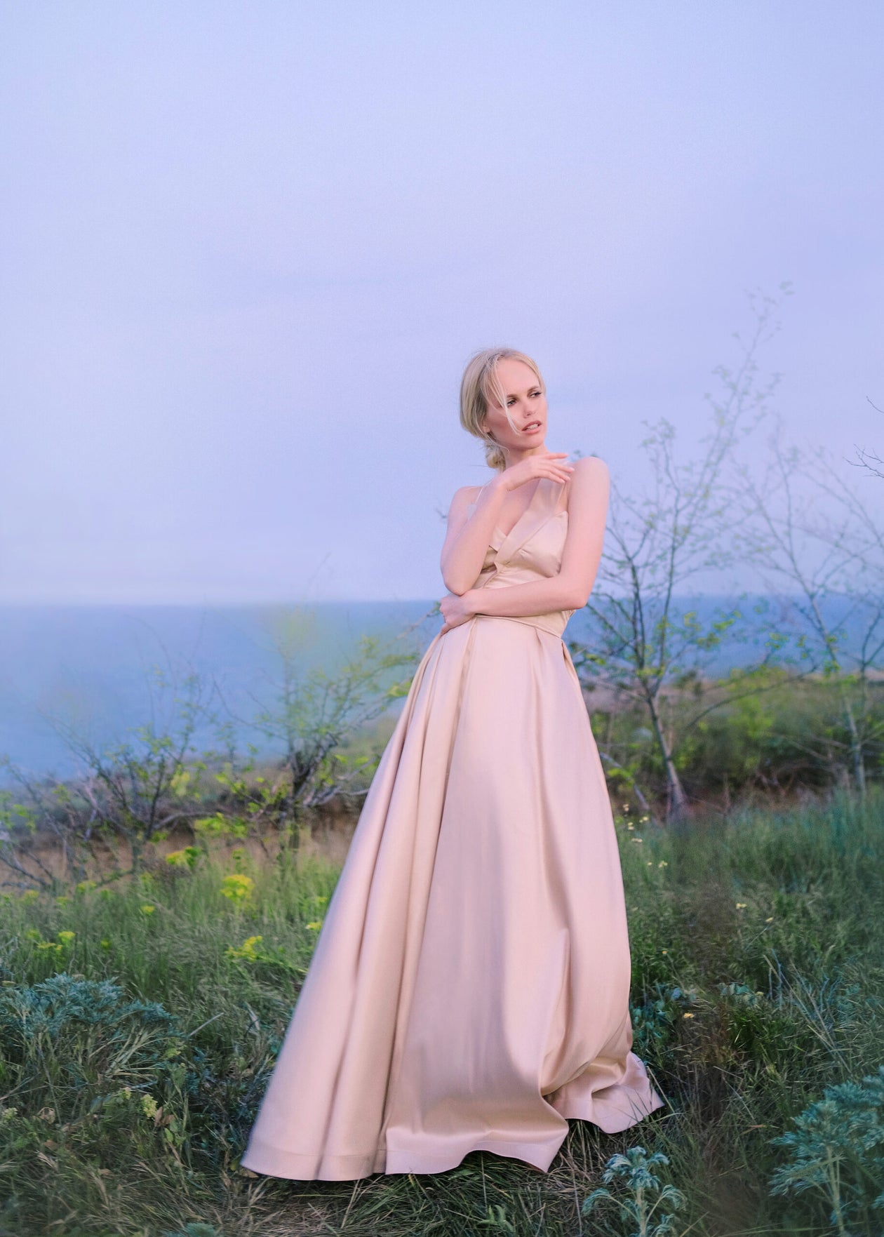 Satin maxiklänning "Sete", Beige - Latalia.se