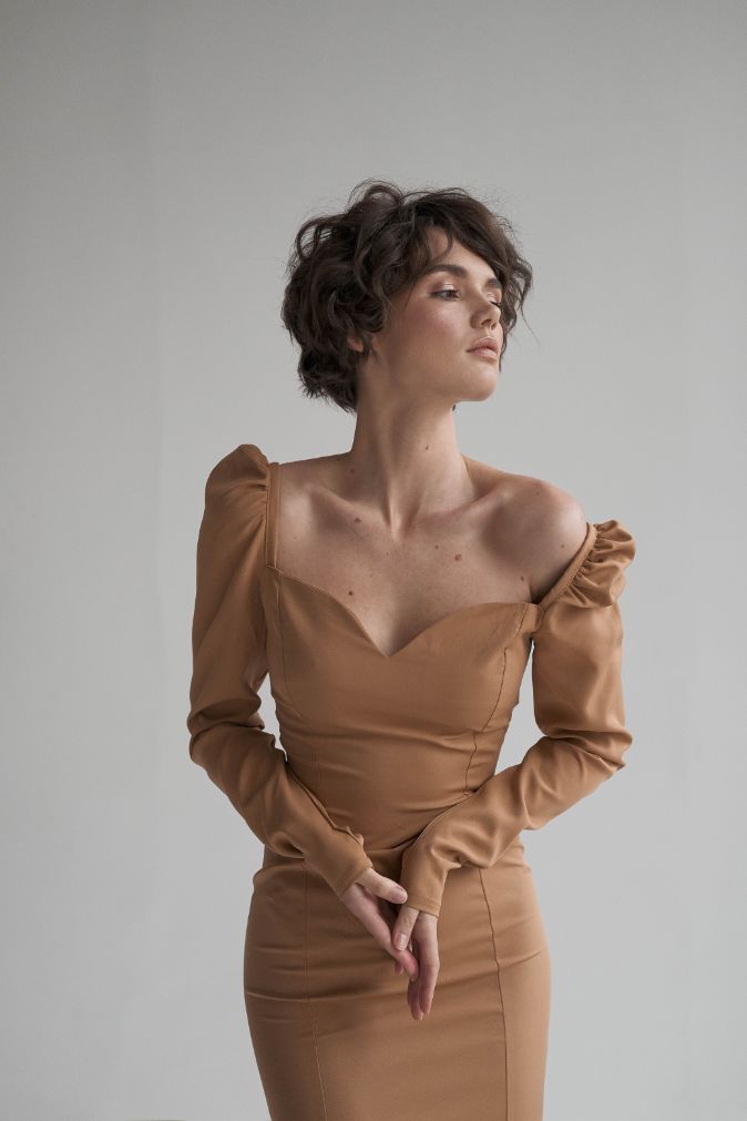 Figursydd midi-klänning "Boyfriend", Sand - Latalia.se