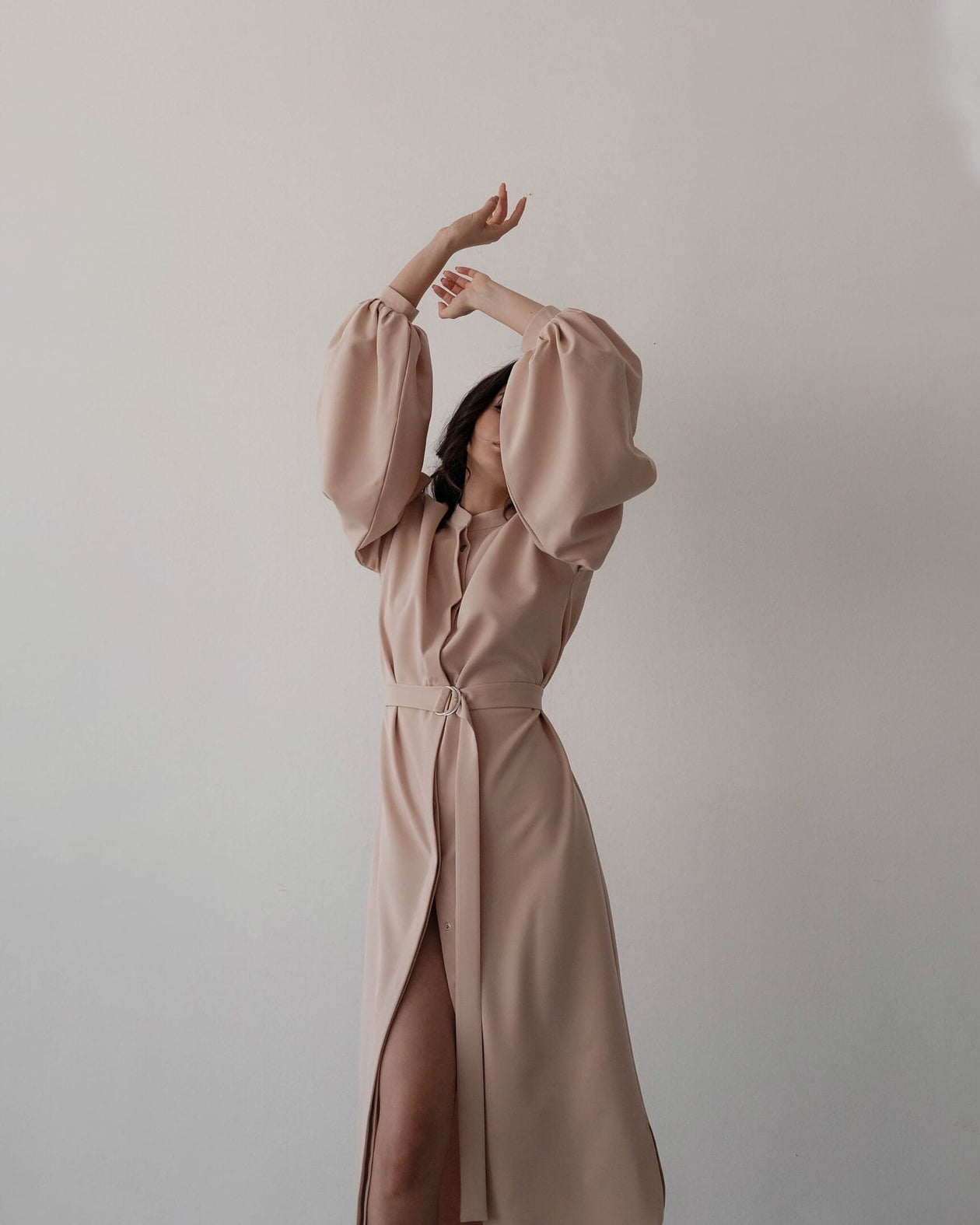 Skjortklänning med puffärmar och skärp "Lille", Beige - Latalia.se